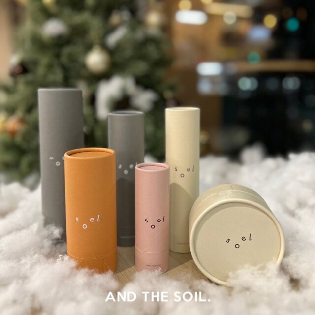 🫧

soel  LIVING - OIL SKINCARE 
⁡
⁡
今回は、新入荷！！
soelのスキンケアシリーズをご紹介いたします🫧
こちらの商品は、不要な成分を極力含まない
「植物にしか存在しない天然美容成分」に着目した
ホリスティックスキンケアです。
⁡
敏感肌、乾燥肌、脂性肌、ゆらぎ肌、くすみ肌などなど、
さまざまな肌質から自分に合ったスキンケアを
お選びいただけます✨
クリスマスギフトにもオススメです🎄💫
⁡
⁡
˗˗˗˗˗˗˗˗˗˗˗˗˗˗˗˗˗˗˗˗˗˗˗˗˗˗˗˗˗˗˗˗˗˗˗˗˗˗˗˗˗˗˗
⁡
◼︎ リビングオイルソープ　洗顔せっけん　100ml
　 3,400円(税込)
⁡
◼︎ リビングオイル　クレンジング　150ml
　 4,400円(税込)
⁡
◼︎リビングオイル　ローション　120ml
　 3,900円(税込)
⁡
◼︎ リビングオイル　クリーム　50g
　 5,500円(税込)
⁡
◼︎ リビングオイル　オーガニックセサミオイル　60ml
　 5,300円(税込)
⁡
◼︎ リビングオイル　デリケートフェミニンオイル　30ml
　 4,800円(税込)　
⁡
˗˗˗˗˗˗˗˗˗˗˗˗˗˗˗˗˗˗˗˗˗˗˗˗˗˗˗˗˗˗˗˗˗˗˗˗˗˗˗˗˗˗˗
⁡
⁡
ぜひお試しください🎶
⁡
⁡
𓂃𓂃𓂃
⁡
⁡
📍AND THE SOIL.
@andthesoil.official 
〒810-0011 福岡県福岡市中央区高砂2丁目6-1
˗ 営業時間 10:00~21:00
˗ 定休日なし
˗ 駐車場8台完備
⁡
⁡
⁡
／
質問あれば、気軽にコメントやDMください
▶︎ @andthesoil.official 
＼
⁡
いつも見ていただきありがとうございます！
⁡
⁡
#soel #ソエル #イキテイルオイル #スキンケア 
#クリスマス #クリスマスギフト #ホリデーコスメ 
#オーガニックコスメ #オーガニックスキンケア 
#ANDTHESOIL #アンドザソイル #ファーマーズストア
#オーガニック #オーガニックストア
#福岡オーガニックスーパー #自然派
#유기농식 #후쿠오카유기농숍