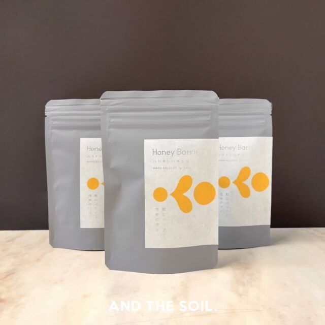 🍯
⁡
Honey Barrier - ハニーバリア
⁡
⁡
今回は、ハニーバリアをご紹介致します🍯
⁡
マレーシアの自然豊かな地域で養蜂されており
普通のはちみつに比べ、わずか40分の1程しか
収穫できない貴重な針なしはちみつです。
⁡
さらっとした口当たりと
フルーティーな酸味が特徴的で、
甘い物やはちみつが苦手な方も食べやすく、
風邪やインフルエンザの予防にも効果的です😷
⁡
⁡
︎︎︎︎︎︎☑︎スプーンでそのまま食べる
︎︎︎︎︎︎☑︎炭酸水で割って飲む
︎︎︎︎︎︎☑︎ヨーグルトにかける
︎︎︎︎︎︎☑︎サラダのドレッシングに混ぜるとさっぱり
⁡
⁡
お出かけ先や職場などで
手軽にお召し上がりいただけます✨️
⁡
˗˗˗˗˗˗˗˗˗˗˗˗˗˗˗˗˗˗˗˗˗˗˗˗˗˗˗˗˗˗˗˗˗˗˗˗˗˗˗˗˗˗˗
⁡
◼︎ Honey Barrier　7g×7本入り
　 2,268円(税込)
⁡
˗˗˗˗˗˗˗˗˗˗˗˗˗˗˗˗˗˗˗˗˗˗˗˗˗˗˗˗˗˗˗˗˗˗˗˗˗˗˗˗˗˗˗
⁡
⁡
体の中から心も体もバリアしてくれる
ハニーバリアをぜひお試しください🎶
⁡
⁡
𓂃𓂃𓂃
⁡
⁡
📍AND THE SOIL.
@andthesoil.official 
〒810-0011 福岡県福岡市中央区高砂2丁目6-1
˗ 営業時間 10:00~21:00
˗ 定休日なし
˗ 駐車場8台完備
⁡
⁡
⁡
／
質問あれば、気軽にコメントやDMください
▶︎ @andthesoil.official 
＼
⁡
いつも見ていただきありがとうございます！
⁡
⁡
#HoneyBarrier #ハニーバリア #はちみつ
#針なし蜜蜂のハチミツ #ハリナシハチミツ 
#プロポリス #ポリフェノール #ナチュラルライフ
#ANDTHESOIL #アンドザソイル #ファーマーズストア 
#オーガニック #オーガニックストア 
#福岡オーガニックスーパー #自然派 
#유기농식 #후쿠오카유기농숍